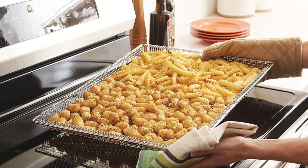 https://support.frigidaire.com/globalassets/air-fry-assets/seo-articles/air-fry-vs-convection/air-fry-tray-tator-tots.png