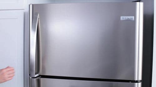 Top Mount Refrigerator Using the Ice Maker