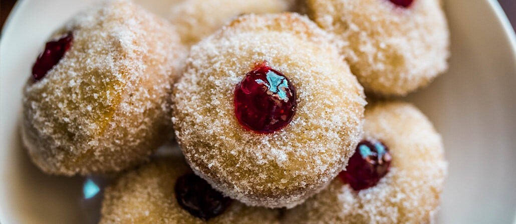 Donut Muffins with Strawberry Jam.  Recipe calls for 13 ingredients, 50 minutes cooking time, 10 minutes prep time, and 12 servings.